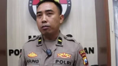 Evakuasi penumpang kapal nelayan yang bocor di perairan Bangkalan oleh Satpolairud Polres Bangkalan.