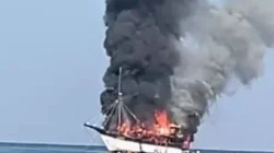 Kapal Pinisi KLM Mutiara Prasana Nusantara terbakar di perairan Pantai Tanah Lemo, Bulukumba, Sulawesi Selatan
