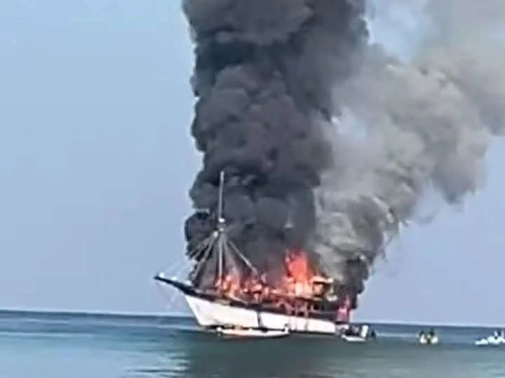 Kapal Pinisi KLM Mutiara Prasana Nusantara Terbakar di Bulukumba, Kerugian Rp10 Miliar