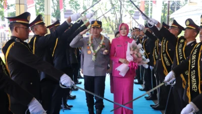 Kapolresta Sumenep Kombes Pol Ariek Indra Sentanu saat mengikuti tradisi penyambutan di Mapolresta Sumenep
