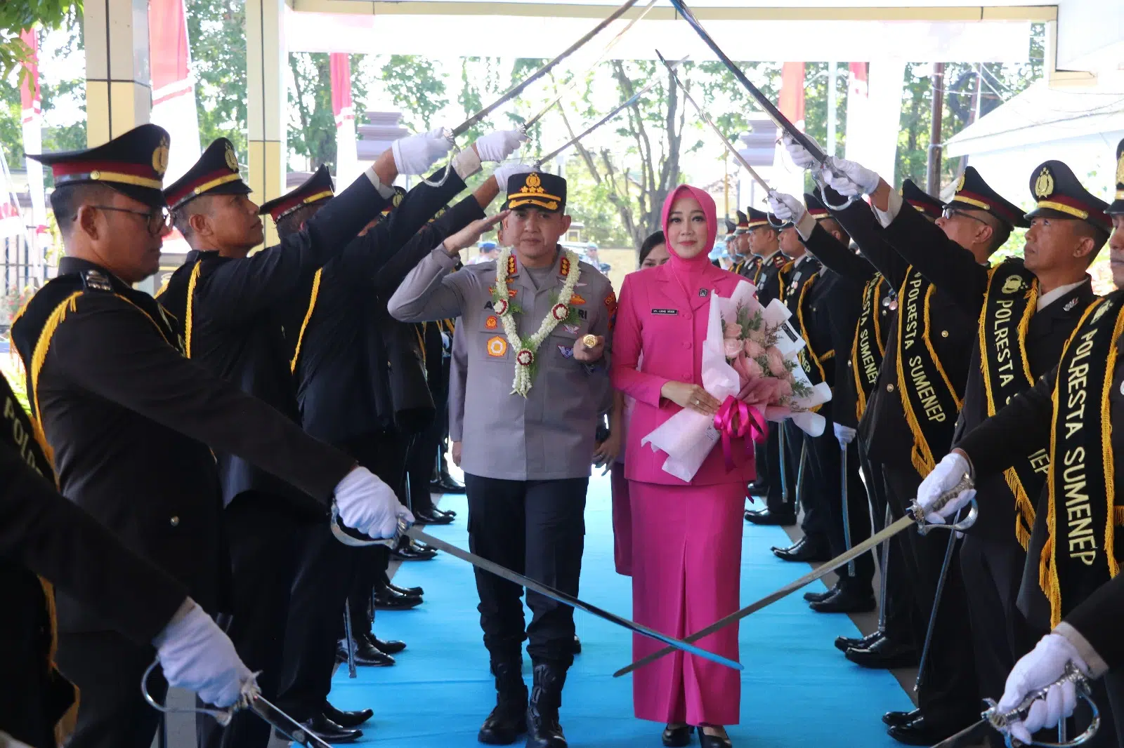 Kapolresta Sumenep Kombes Pol Ariek Indra Sentanu saat mengikuti tradisi penyambutan di Mapolresta Sumenep