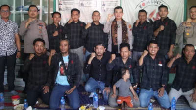 Kapolresta Sumenep Ariek Indra Sentanu berdialog dengan wartawan PWI dan KJS dalam kegiatan silaturahmi.