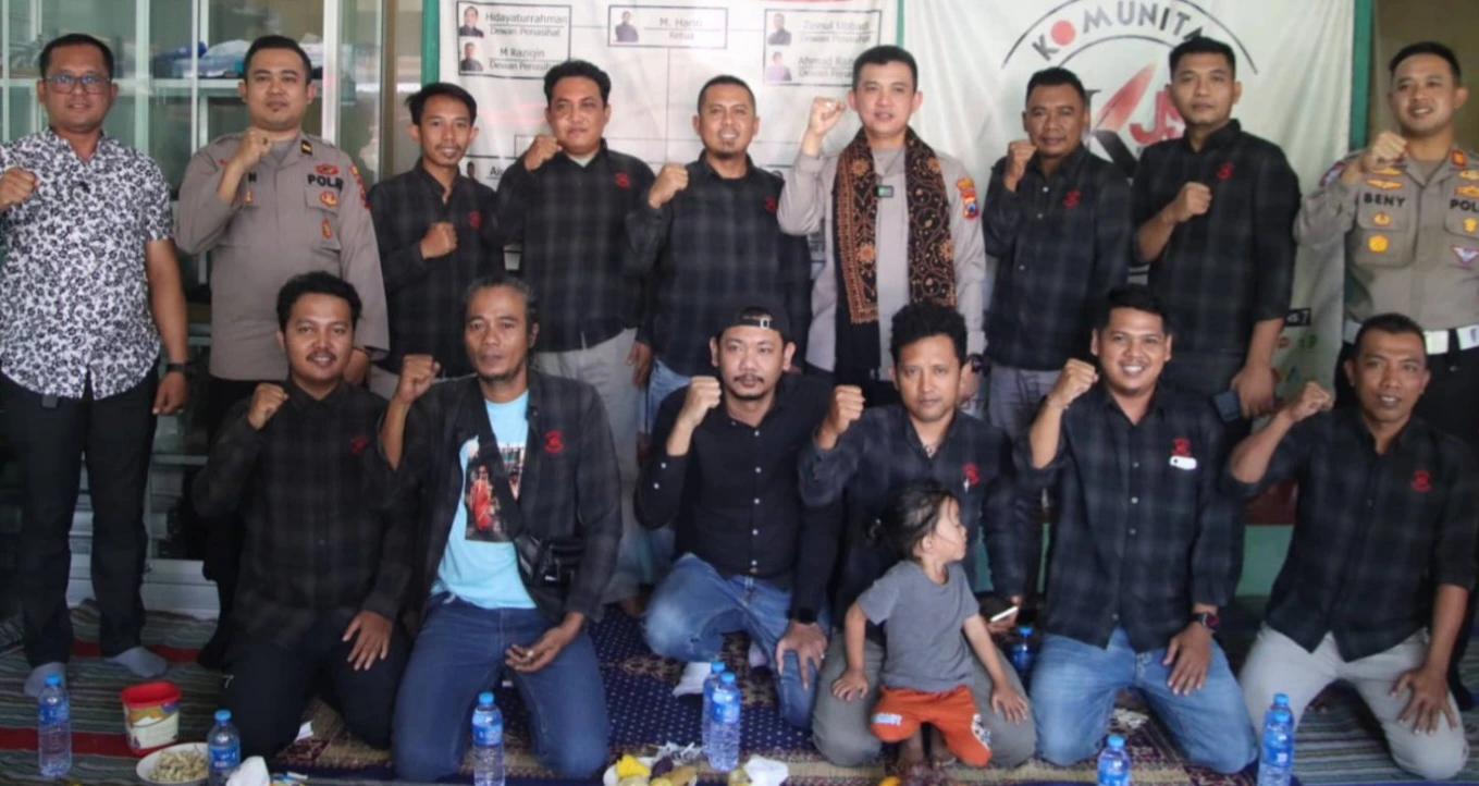 Kapolresta Sumenep Ariek Indra Sentanu berdialog dengan wartawan PWI dan KJS dalam kegiatan silaturahmi.