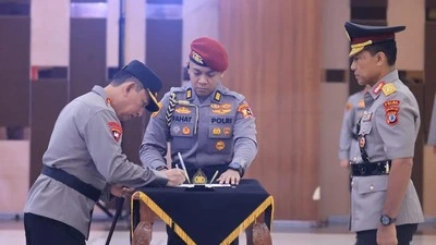 Kapolri Listyo Sigit Prabowo melantik enam Kapolda baru di Mabes Polri