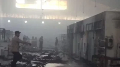 Petugas Damkar memadamkan kebakaran yang melanda Pasar Modern BSB Semarang hingga menghanguskan ratusan kios.