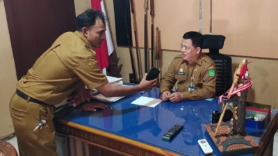 Camat Lenteng Supardi menjelaskan potensi pertanian, ekonomi kreatif, dan pelayanan publik di Kecamatan Lenteng, Kabupaten Sumenep.