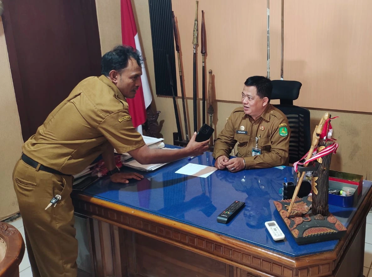 Camat Lenteng Supardi menjelaskan potensi pertanian, ekonomi kreatif, dan pelayanan publik di Kecamatan Lenteng, Kabupaten Sumenep.