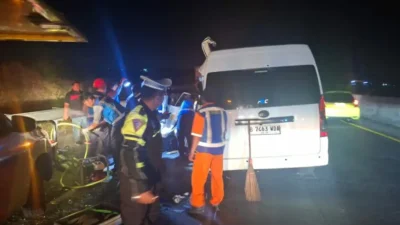 Evakuasi kendaraan Hiace setelah kecelakaan maut di Tol Surabaya Malang KM 77 yang menewaskan tiga orang