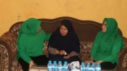Ny. Nilam Kohir bersama Ny. Nourma Persada menjenguk anggota Persit Kodim 0827/Sumenep yang sedang menjalani perawatan di Kabupaten Sumenep