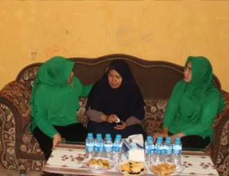 Ny. Nilam Kohir bersama Ny. Nourma Persada menjenguk anggota Persit Kodim 0827/Sumenep yang sedang menjalani perawatan di Kabupaten Sumenep