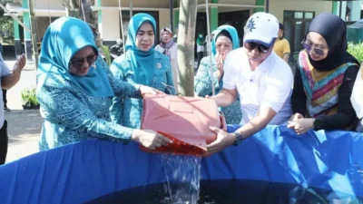 Ketua TP PKK Bangkalan menebar benih ikan dan menanam melon di Taman Aku Hatinya PKK