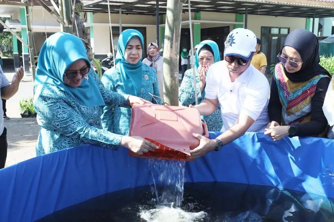 Ketua TP PKK Bangkalan menebar benih ikan dan menanam melon di Taman Aku Hatinya PKK