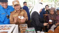 Khofifah dan Bupati Bangkalan meninjau pasar murah di Bangkalan