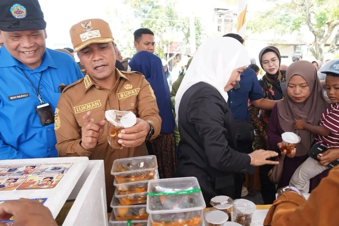 Khofifah dan Bupati Bangkalan Tinjau Pasar Murah, Perkuat Pengendalian Inflasi dan Dukung UMKM