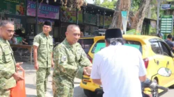 Personel Kodim 0827 Sumenep membagikan nasi kotak kepada masyarakat dalam program Jumat Berkah