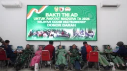 Peserta donor darah mengikuti kegiatan Bakti TNI AD untuk Rakyat Madura 2026 di Aula Makodim 0827/Sumenep.