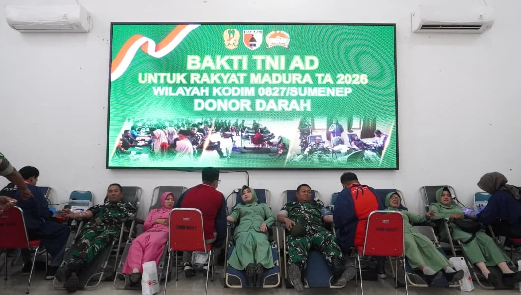 Peserta donor darah mengikuti kegiatan Bakti TNI AD untuk Rakyat Madura 2026 di Aula Makodim 0827/Sumenep.
