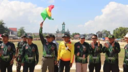 Lomba kerapan sapi di Lapangan Giling Sumenep dalam rangka peringatan HUT ke-60 Korem 084/Bhaskara Jaya yang diikuti 48 pasangan sapi