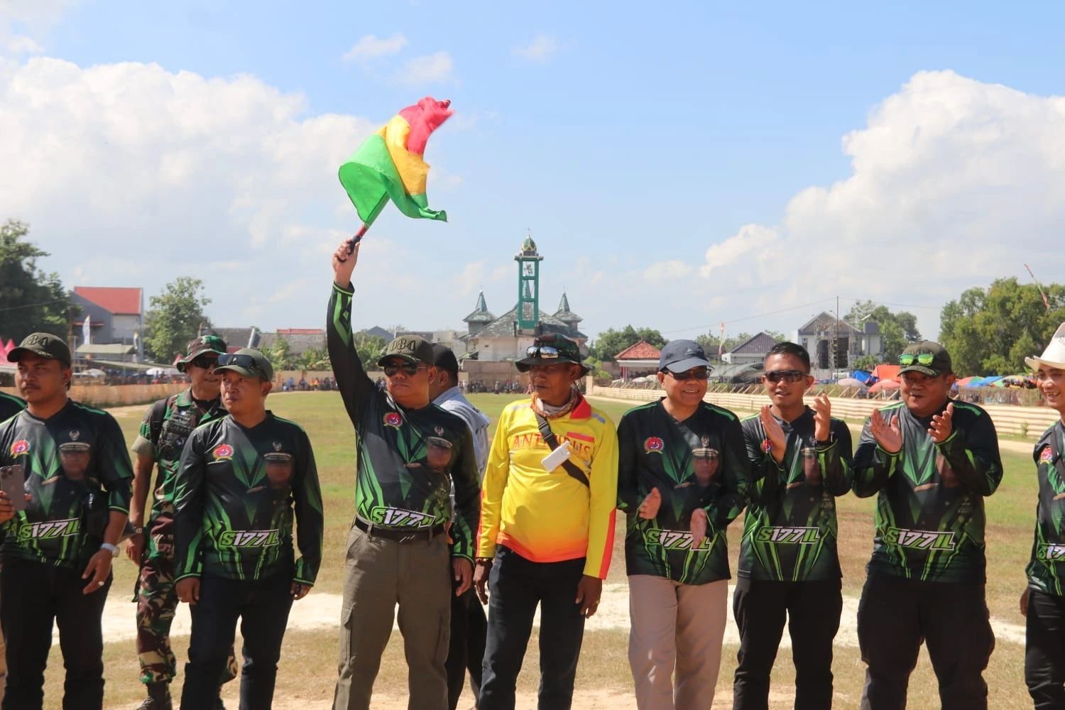 Lomba kerapan sapi di Lapangan Giling Sumenep dalam rangka peringatan HUT ke-60 Korem 084/Bhaskara Jaya yang diikuti 48 pasangan sapi