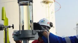 Komisaris Utama Pertamina Mochamad Iriawan meninjau Aviation Fuel Terminal Juanda untuk memastikan pasokan energi nasional.
