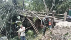 Koramil 0827/03 Manding bersama warga membersihkan lokasi dan mengangkut material pembangunan Jembatan Tahap V di Kecamatan Manding Sumenep