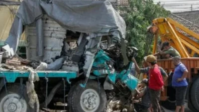 Proses evakuasi truk trailer usai kecelakaan beruntun di Jalan Surabaya-Malang, Gempol, Pasuruan.