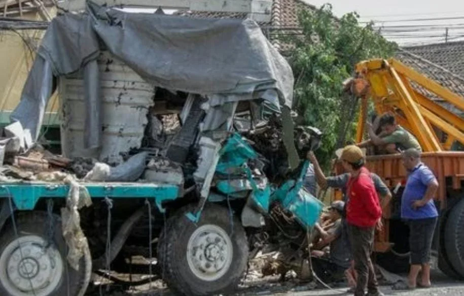 Proses evakuasi truk trailer usai kecelakaan beruntun di Jalan Surabaya-Malang, Gempol, Pasuruan.
