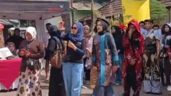 Peserta fashion show mengenakan batik khas Sumenep dalam acara Sunday Batik on the Street 2026