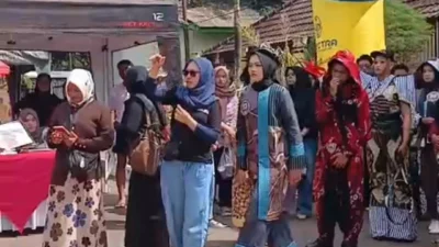 Peserta fashion show mengenakan batik khas Sumenep dalam acara Sunday Batik on the Street 2026