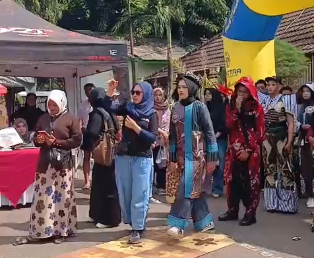 Peserta fashion show mengenakan batik khas Sumenep dalam acara Sunday Batik on the Street 2026