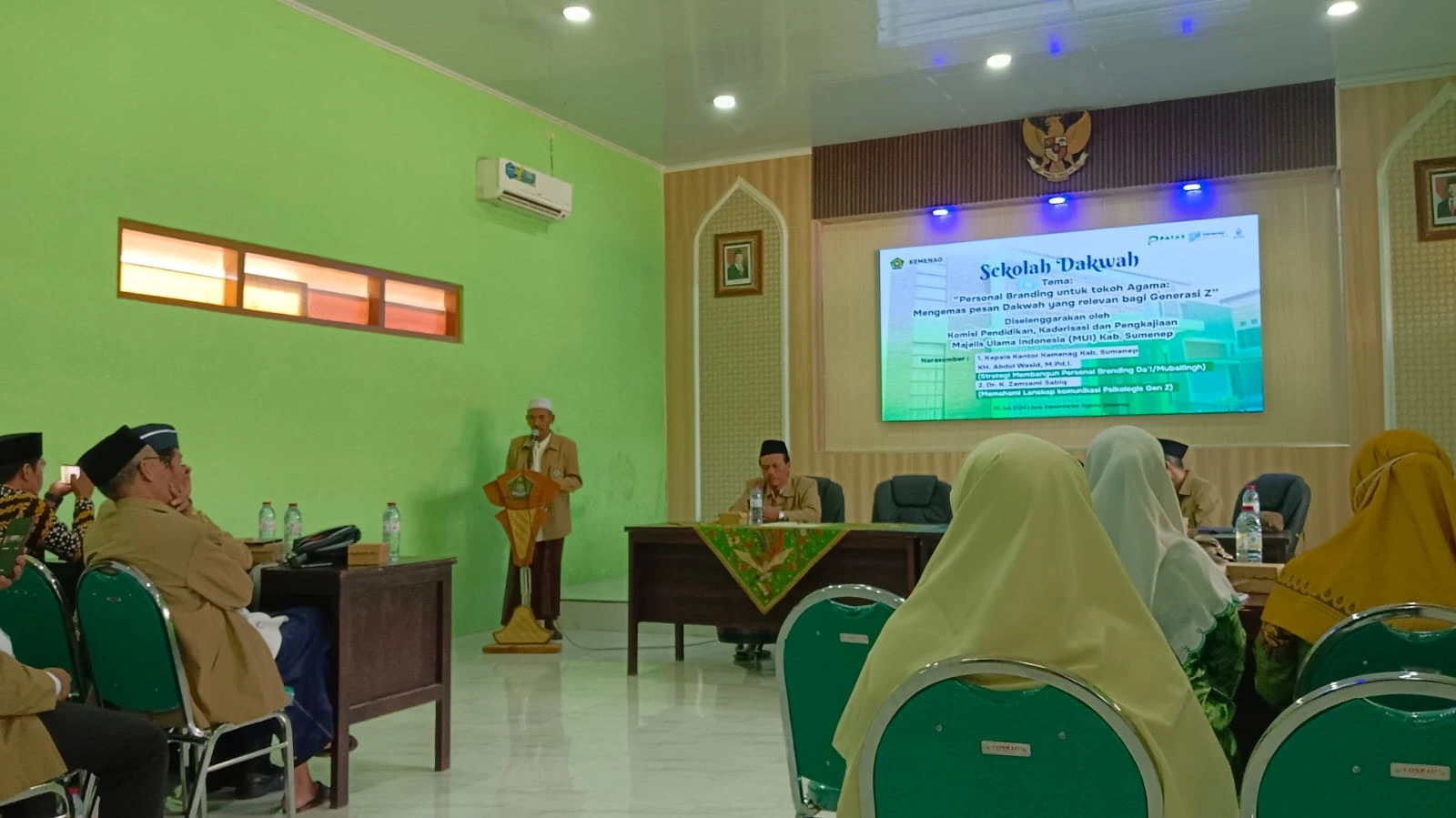 Peserta Sekolah Dakwah MUI Sumenep mengikuti pelatihan personal branding bagi dai di Aula Al-Ikhlas Kemenag Kabupaten Sumenep