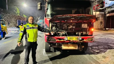 Petugas kepolisian melakukan olah TKP kecelakaan mahasiswa asal Sumenep yang menabrak truk mogok di Jalan S.P. Sudarmo Malang