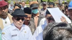 Bupati Pamekasan Kholilurrahman menemui mahasiswa Formatur saat aksi menuntut percepatan rotasi dan mutasi jabatan di Kantor Pemkab Pamekasan.