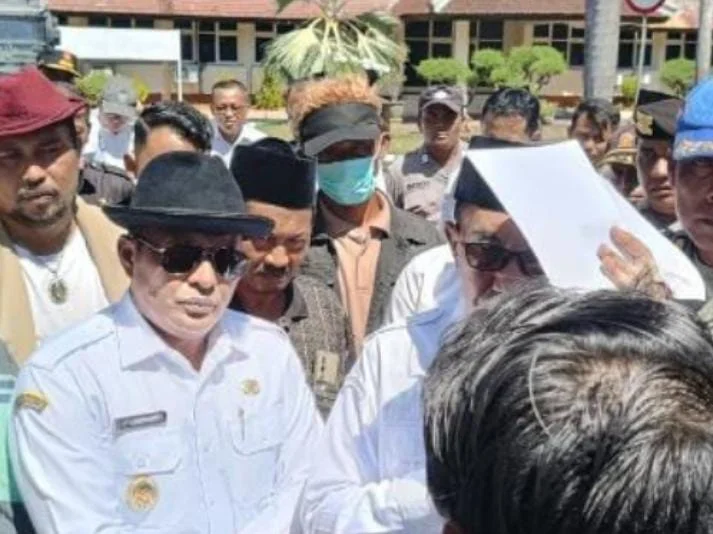 Bupati Pamekasan Kholilurrahman menemui mahasiswa Formatur saat aksi menuntut percepatan rotasi dan mutasi jabatan di Kantor Pemkab Pamekasan.