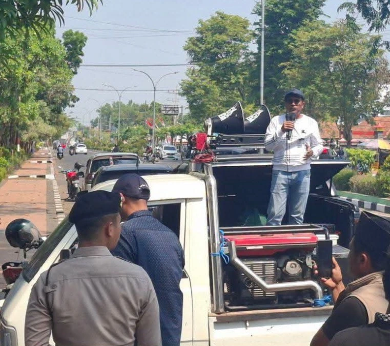 Aksi demonstrasi masyarakat di depan Kantor Kejari Bangkalan terkait dugaan kasus korupsi.