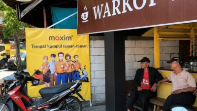 Manajemen Maxim Indonesia meresmikan area istirahat pertama bagi mitra pengemudi di Warkop Kupang Pojok, Surabaya.