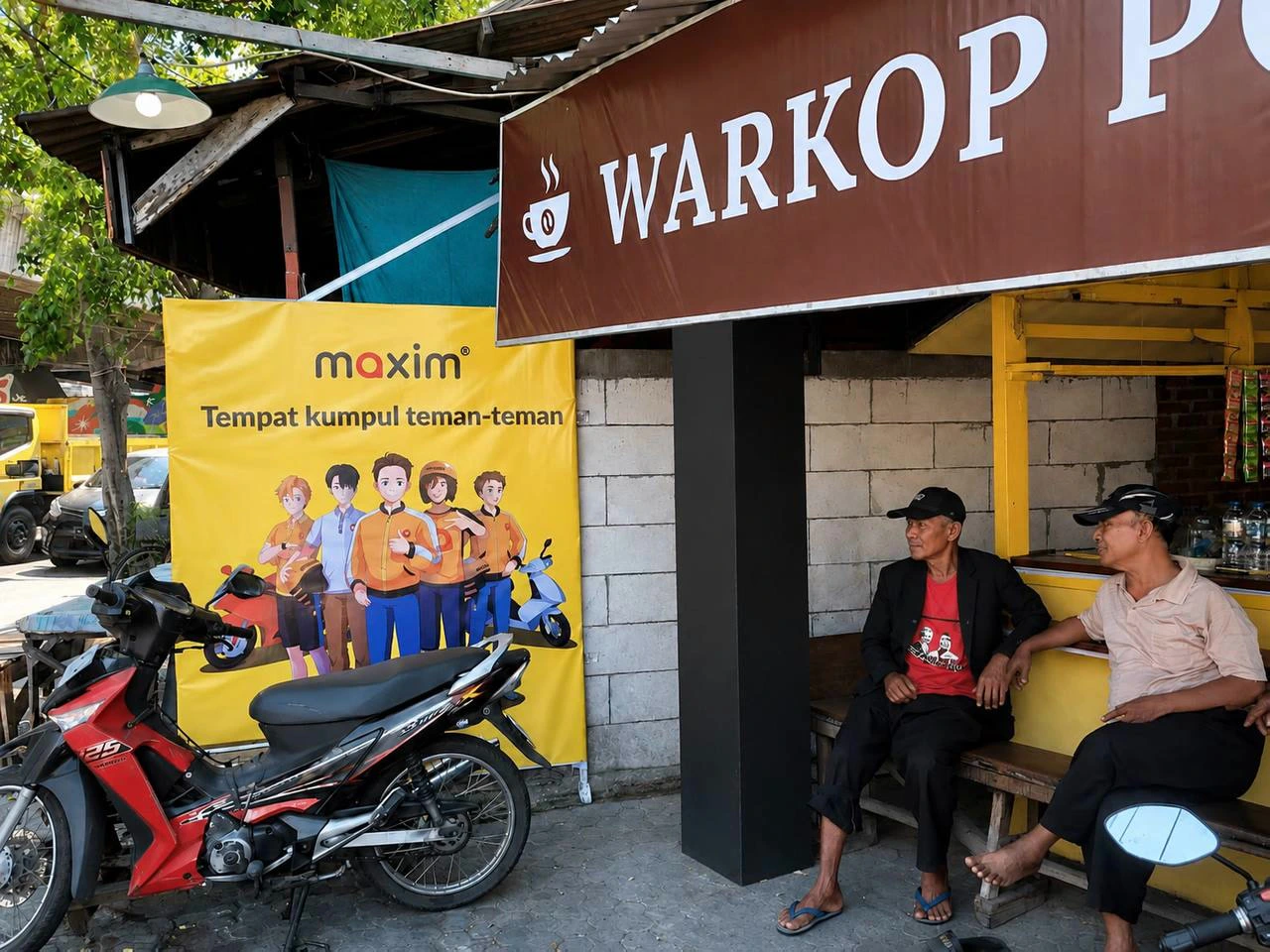 Manajemen Maxim Indonesia meresmikan area istirahat pertama bagi mitra pengemudi di Warkop Kupang Pojok, Surabaya.