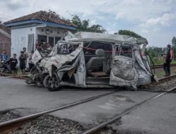 Mobil Triton Tertabrak KA Gajayana di Perlintasan Bulak Kapal Bekasi, Satu Pengemudi Tewas