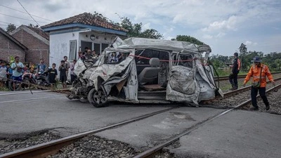 Mobil Mitsubishi Triton mengalami kerusakan berat setelah tertabrak KA Gajayana di perlintasan Bulak Kapal, Kota Bekasi.