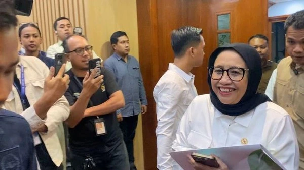 Nanik S Deyang mengundurkan diri dari jabatan Kepala Badan Gizi Nasional untuk menjalani pengobatan jantung
