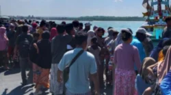Petugas mengevakuasi nelayan asal Pamekasan yang meninggal akibat kecelakaan kerja di perairan Gili Gilingan.