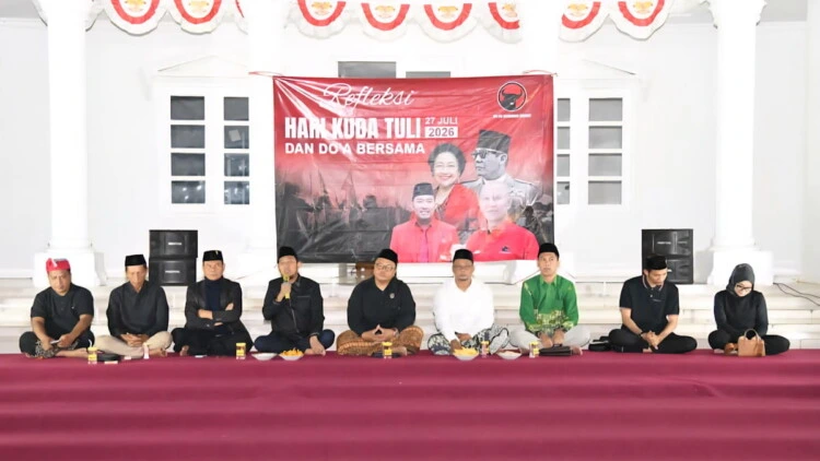 Achmad Fauzi Wongsojudo bersama kader PDI Perjuangan mengikuti Refleksi 30 Tahun Kudatuli di Kantor DPC PDI Perjuangan Sumenep.