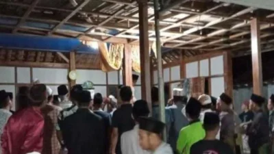 Jenazah PMI non-prosedural asal Bangkalan dipulangkan dari Malaysia menuju rumah duka di Kecamatan Geger.