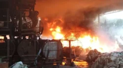 Petugas pemadam kebakaran memadamkan kebakaran di pabrik pengolahan tulang hewan PT Intan Jaya di Sidoarjo.