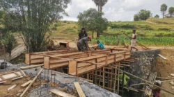 TNI dan warga memasang bekisting pembangunan Jembatan Karang di Desa Mandala, Rubaru.