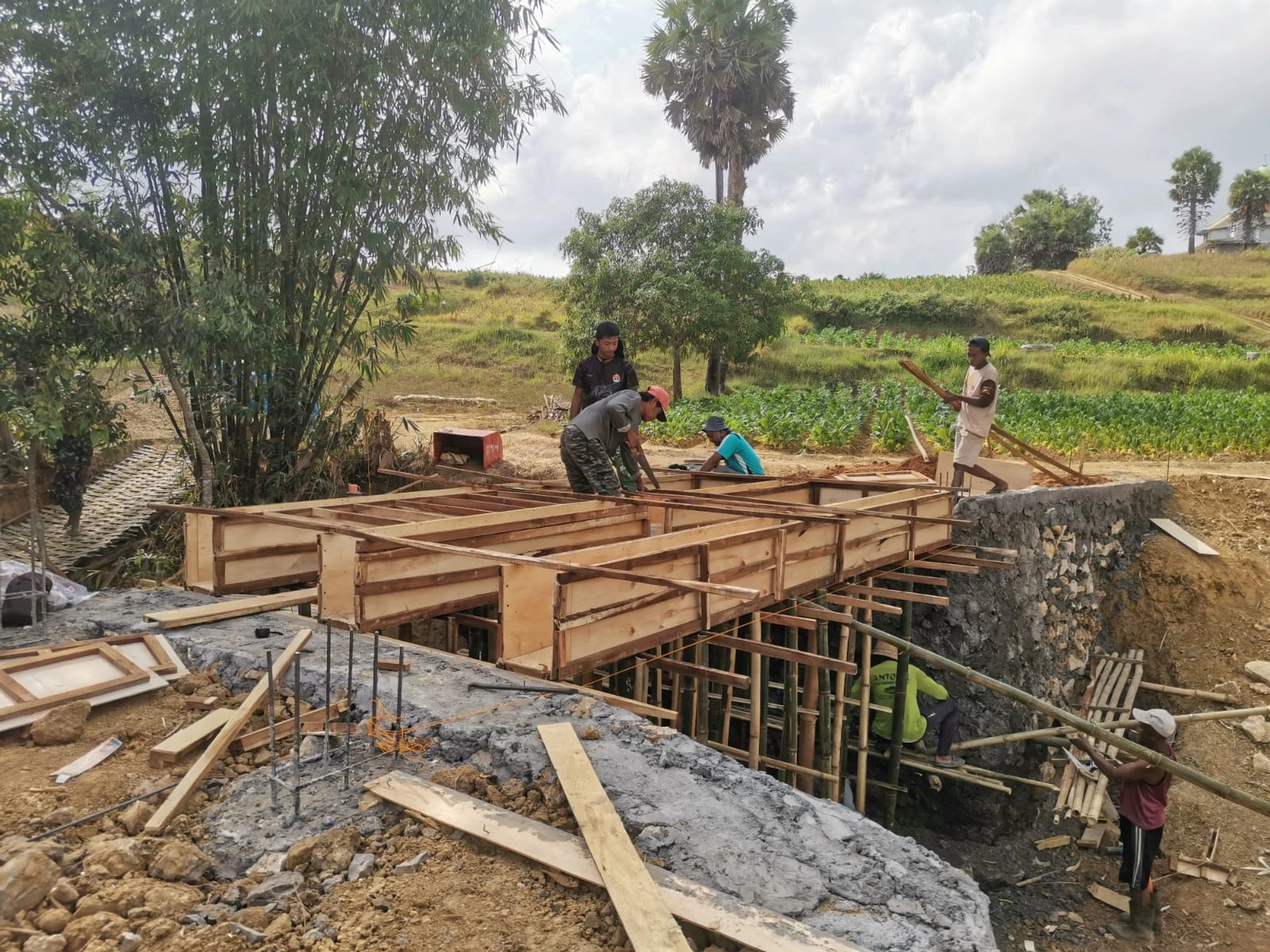 TNI dan warga memasang bekisting pembangunan Jembatan Karang di Desa Mandala, Rubaru.
