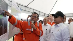 Kepala Staf Kepresidenan Dudung Abdurachman membahas percepatan perizinan proyek migas strategis di Bojonegoro.