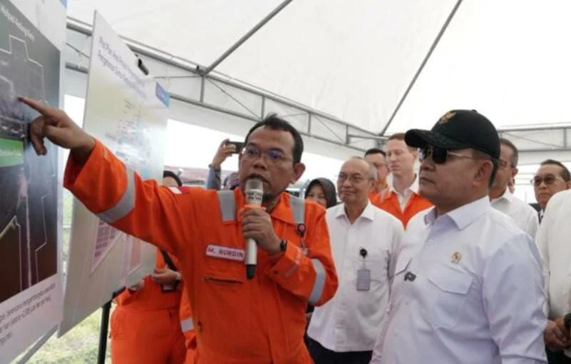 Kepala Staf Kepresidenan Dudung Abdurachman membahas percepatan perizinan proyek migas strategis di Bojonegoro.