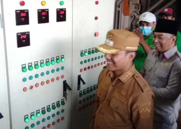 Bupati Bangkalan Lukman Hakim meluncurkan Beras Desa Azmi 99 sebagai produk beras lokal untuk mendukung hilirisasi pangan.