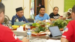 Bupati Bangkalan Lukman Hakim memimpin rapat percepatan pembangunan Sekolah Rakyat di Bangkalan.